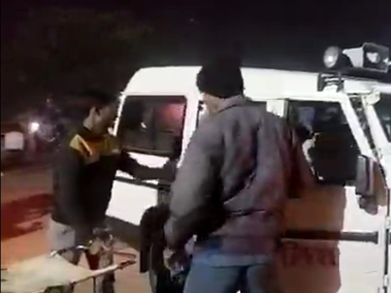 जबलपुर से प्रयागराज जा रहे लोगों की कार हाइवा से टकराई, दो की मौत, तीन घायल