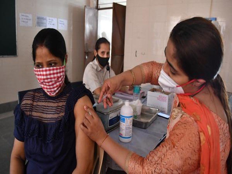 Coronavirus Update: दिल्ली में 24 घंटे में कोरोना के 4483 नए केस, जानें अन्य राज्यों का ताजा हाल