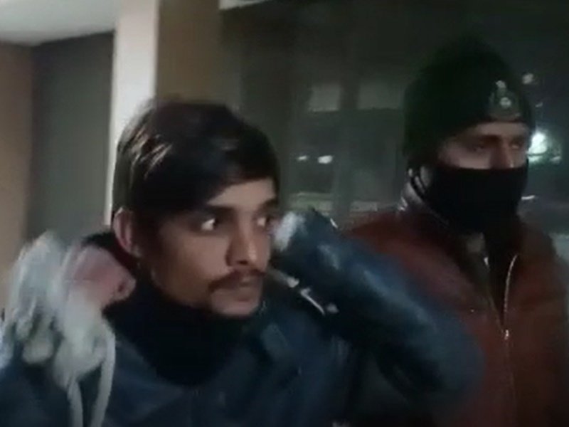 प्रेमिका की मदद से फरारी काट रहा था गैंगस्टर सलमान लाला, इंदौर पुलिस ने पिस्टल-कारतूस सहित गिरफ्तार