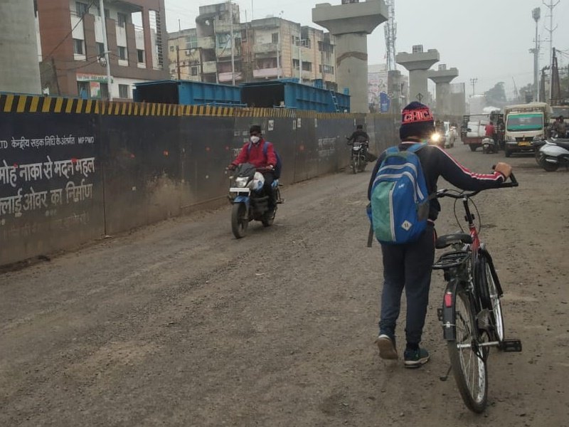 जबलपुर में खुदी और धूल भरी सड़क पर चलने मजबूर