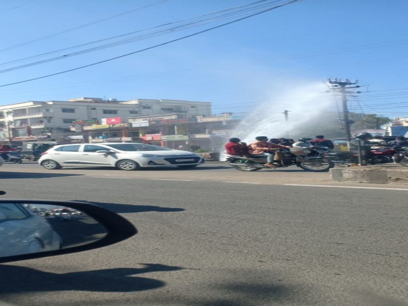 कोलार में फूटी केरवा डैम की पाइपलाइन, 10 फीट ऊंचा फव्वारा देखते रहे राहगीर