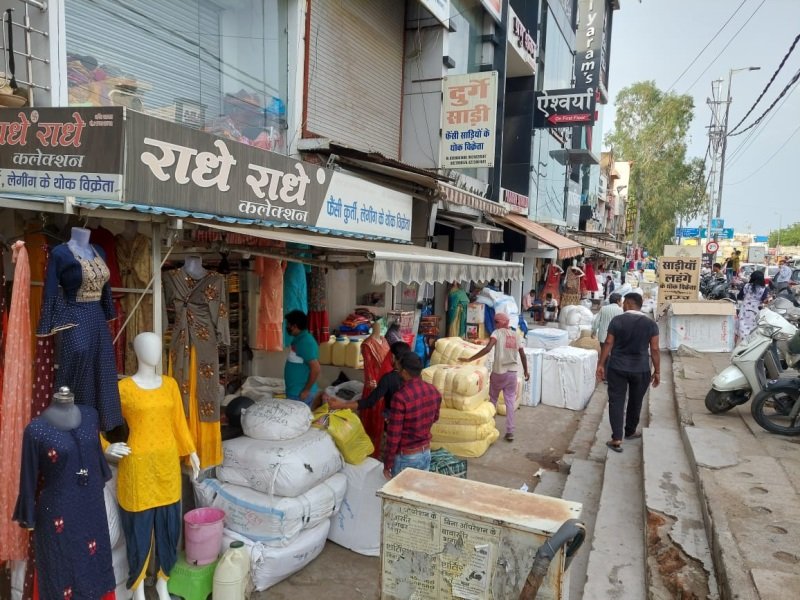 बैरागढ़ में दुकानों के सामने डमी, डिस्प्ले बोर्ड से संकरे हुए बाजार, स्पाट फाइन के बावजूद नहीं हो रहा सुधार