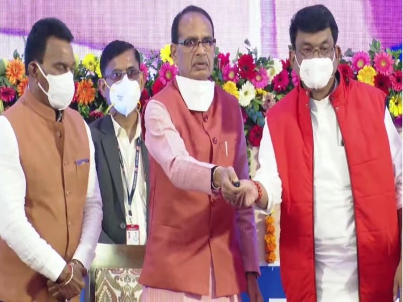 मध्य प्रदेश में आवास योजना के साढ़े तीन लाख हितग्राहियों को सीएम शिवराज ने दी सौगात, सिंगल क्लिक के जरिए खातों में पहुंचाई पहली किस्त