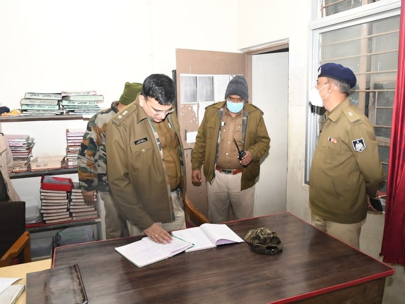 रात में अचानक घमापुर पुलिस थाना पहुंचे जबलपुर एसपी, जवानों को दी यह नसीहत