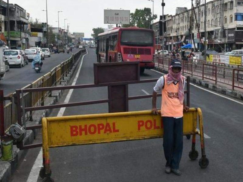 भोपाल के बीआरटी कारीडोर में चला रहा था कार, केस दर्ज