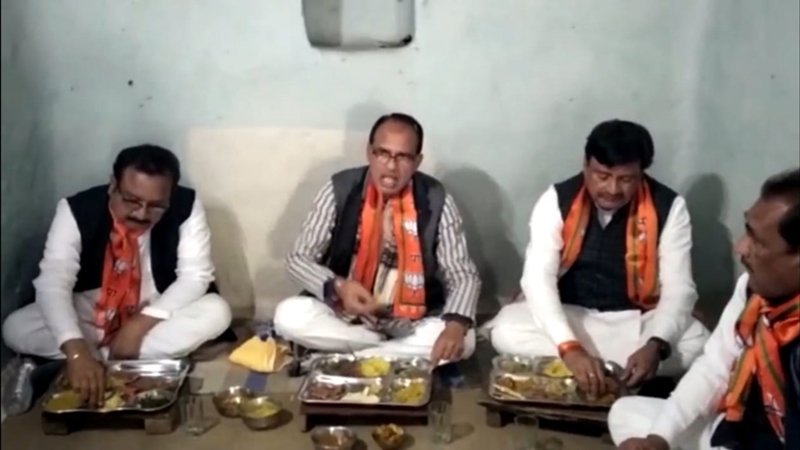 सतना में मुख्यमंत्री ने आदिवासी के घर खाना खाया, फीता काटकर दुकान का किया उद्घाटन