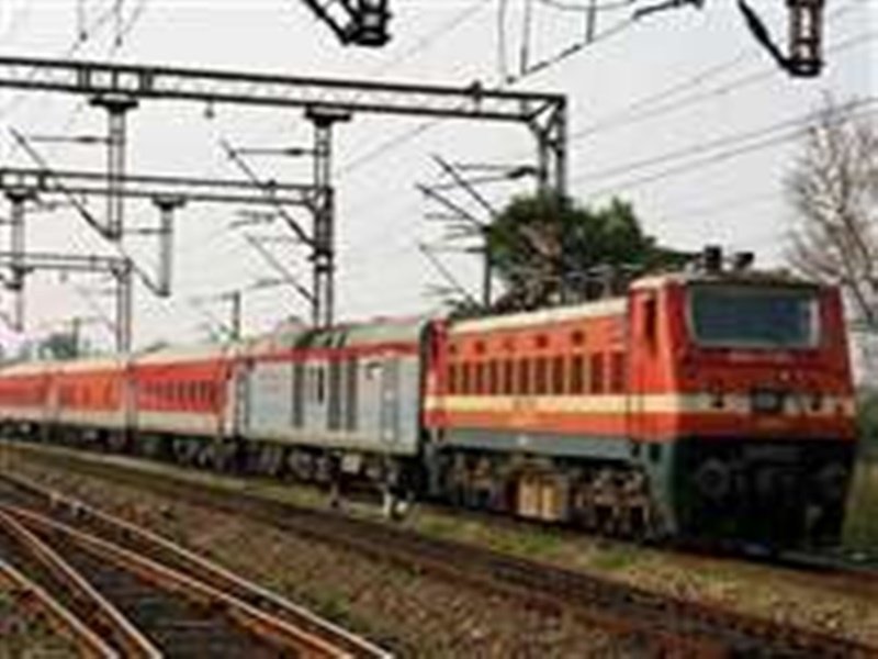 इंदौर ट्रेन से कटकर जान देने जा रही थी महिला, पुलिस की सूझबूझ से बची जान