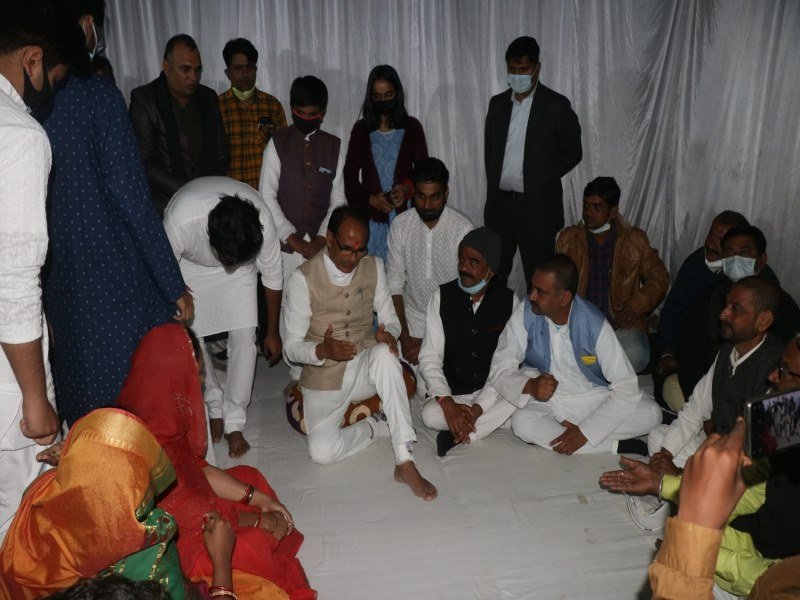 सरियों के जाल में बाया पैर फंसने से मुख्यमंत्री शिवराज सिंह चौहान घायल