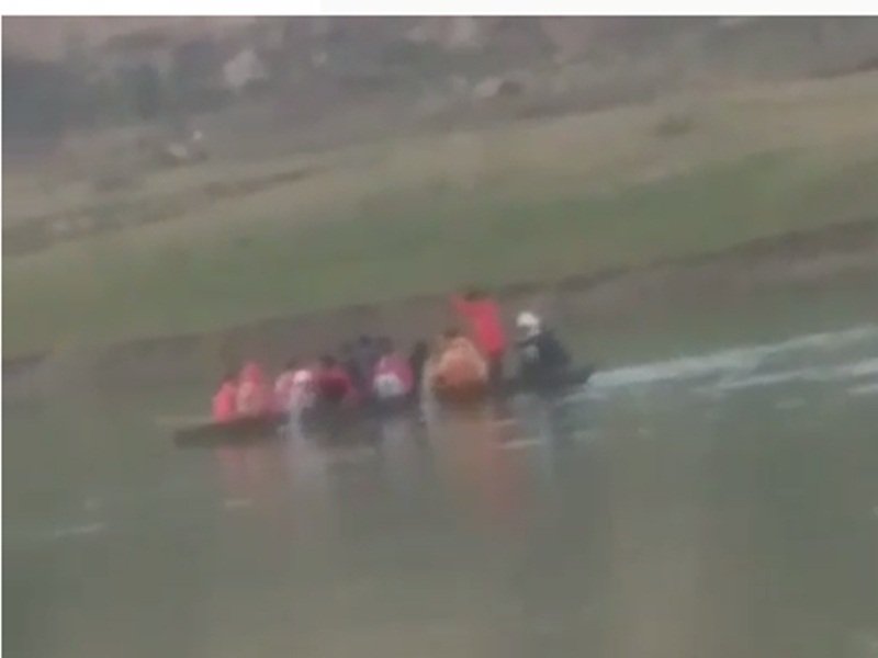 भिंड में सिंध नदी में नाव पलटी, भंडारा खाकर लौट रहे दो बच्चे नदी में डूबे, सिंध नदी में कैसे डूबी नाव, देखें लाइव वीडियो