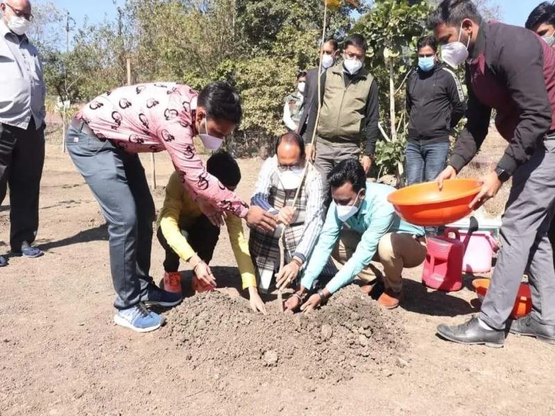 सेवा संकल्प युवा संगठन के साथ मुख्यमंत्री शिवराज सिंह चौहान किया पौधरोपण