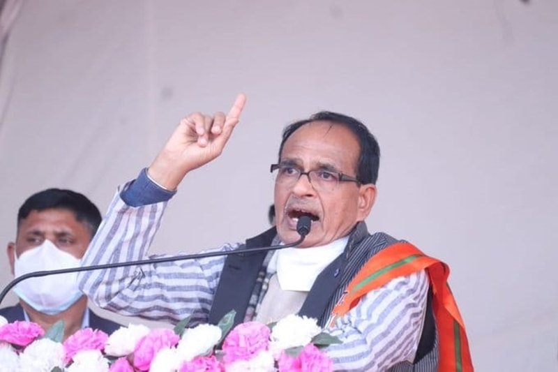 सतना में मुख्यमंत्री ने दो टूक कहा- कमिश्नर और कलेक्टर सुन लें किसी ने गड़बड़ी की तो छोड़ूंगा नहीं