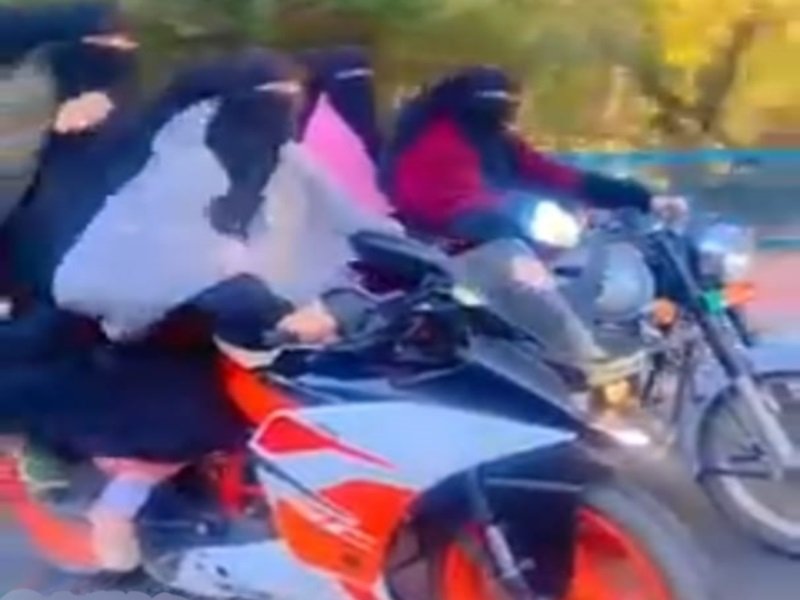 Hijab Row : भोपाल में युवतियों ने हिजाब बांधकर बाइक से भरा फर्राटा, फ्लाइंग किस उछाली, गृहमंत्री ने लिया संज्ञान
