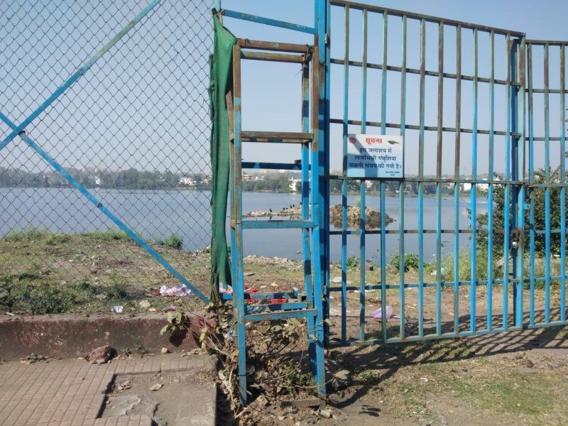 शाहपुरा तालाब में विसर्जित कर रहे पूजन सामग्री, कुंडों में नहीं डाल रहे लोग