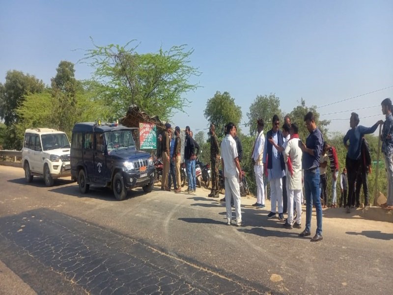 cow death in Morena Deori Gaushala: मुरैना में हाईवे जाम करने निकले मिर्ची बाबा पर हमला