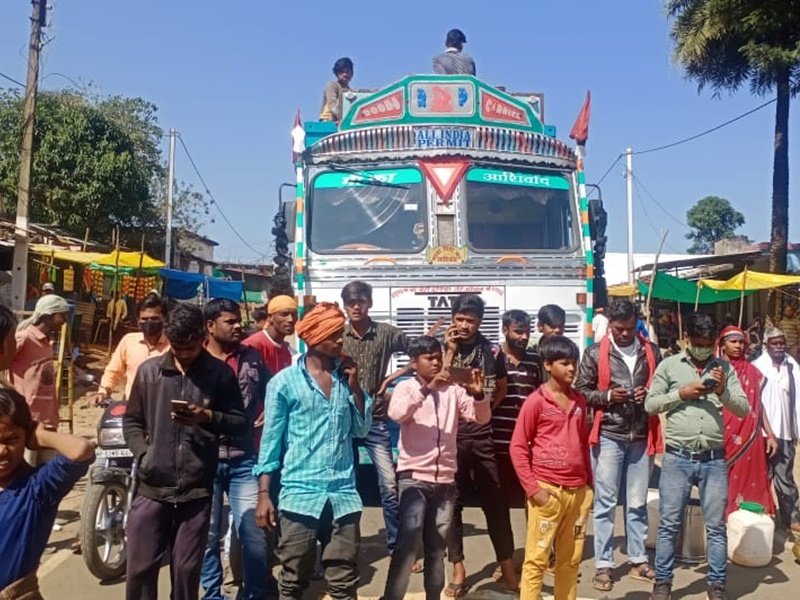 डिंडौरी में एक घंटे अमरपुर में चक्काजाम के बाद जनपद के सामने खाली बर्तन लेकर बैठे ग्रामीण