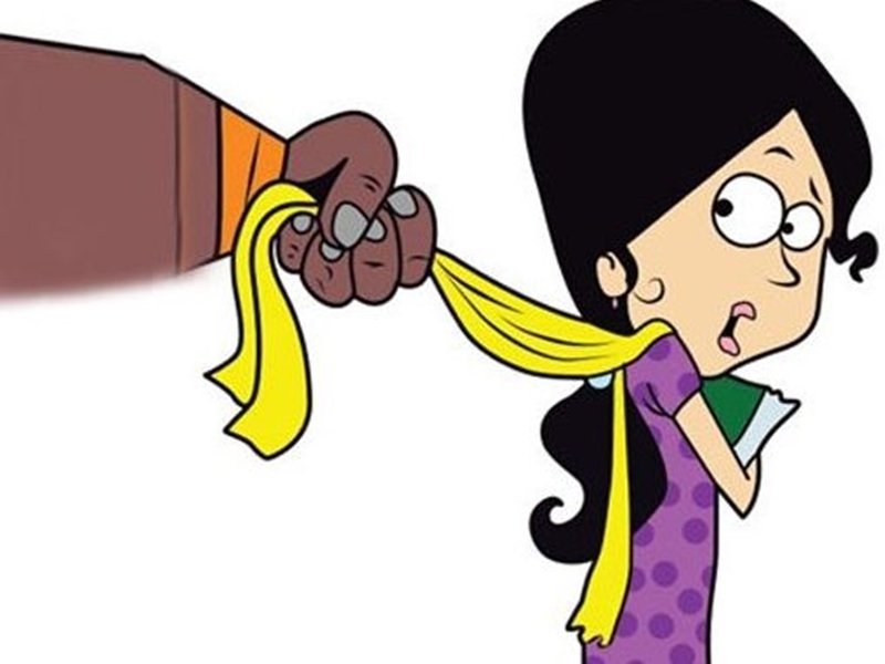 कई दिनों से पीछा कर रहे मनचले ने युवती का रास्ता रोका और सरेराह थमा दी चाकलेट