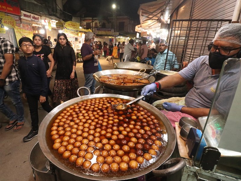 लौट आई इंदौर में सराफा चौपाटी की रौनक, देर रात तक खुली रही दुकानें