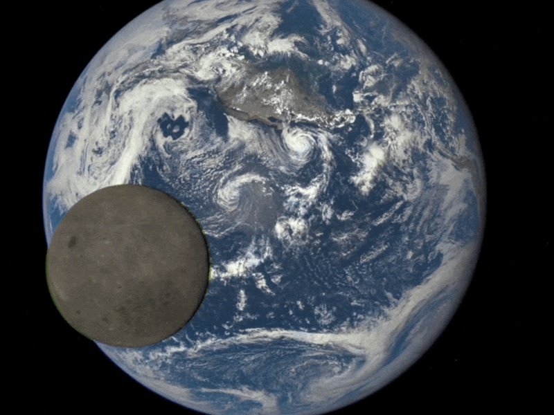 Moon Crossing The Earth: पृथ्वी से गुजर रहा था चंद्रमा, NASA का 6 साल पहले का वीडियो वायरल
