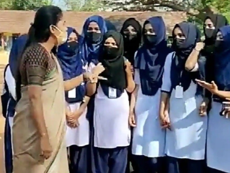 Karnataka Hijab Row: शिक्षण संस्थानों में माहौल बिगाड़ने वाले कपड़े पहनने पर रोक, पढ़िए पूरा फैसला