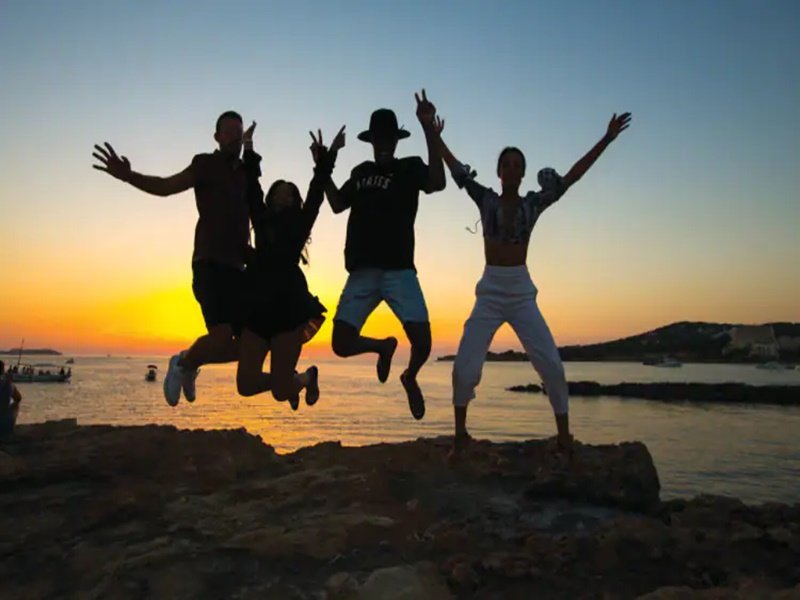 कर्मचारियों पर मेहरबान हुई ये कंपनी, कोरोना में खूब किया काम तो बुक करा दी 1 करोड़ की ट्रिप