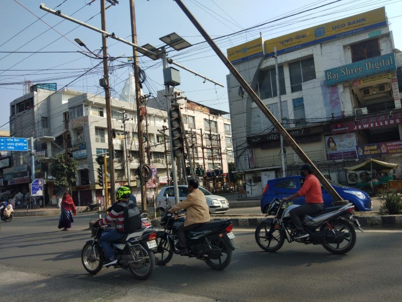 शहर के उपनगर कोलार में शो-पीस बने ट्रैफिक सिग्नल, रोजाना लग रहा ट्रैफिक जाम