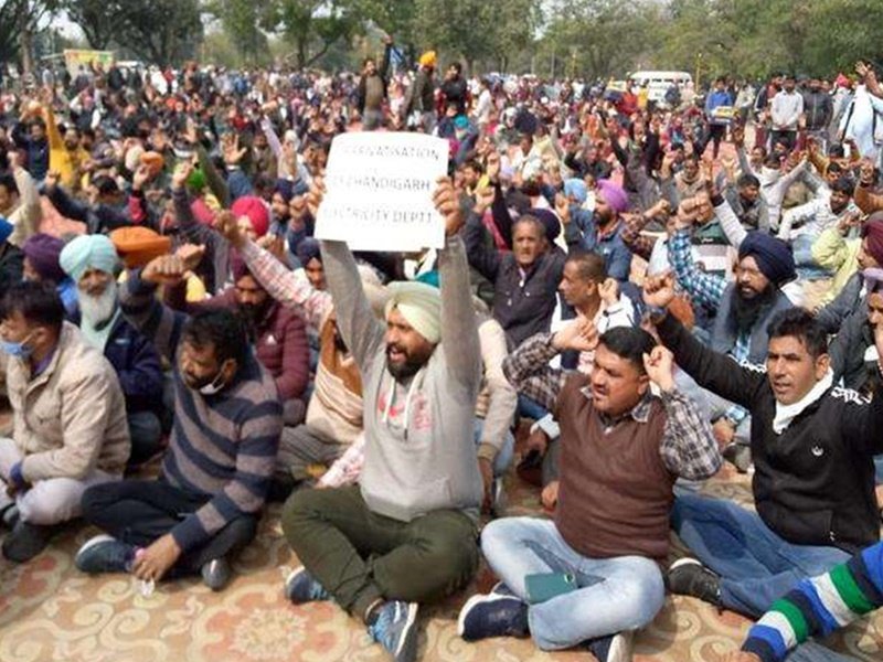 बिजली कर्मियों की हड़ताल से अंधेरे में डूबा चंडीगढ़, जनजीवन प्रभावित, एस्मा के तहत कार्रवाई शुरू