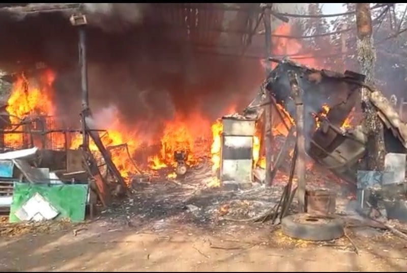 जबलपुर में बस बॉडी कारखाने में लगी आग, दो बस सहित लकड़ी का सामान सहित मशीनें जलीं