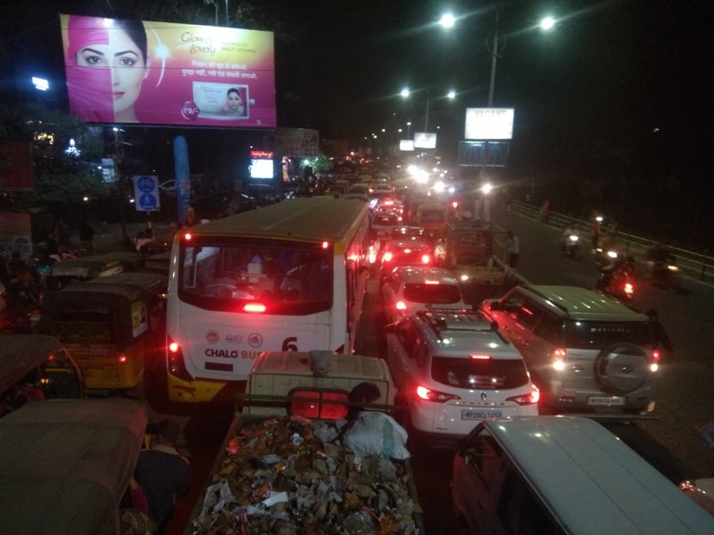 जबलपुर में नर्मदा प्राकट्योत्सव पर बेपटरी हुई यातायात व्यवस्था, कई किलोमीटर तक जाम लगा