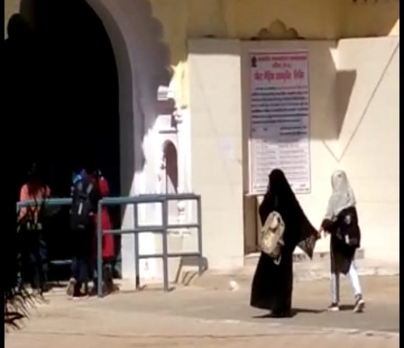 दतिया के कॉलेज में हिजाब में दिखी छात्राओं को लेकर हंगामा, प्राचार्य का नोटिस-हिजाब में न आएं