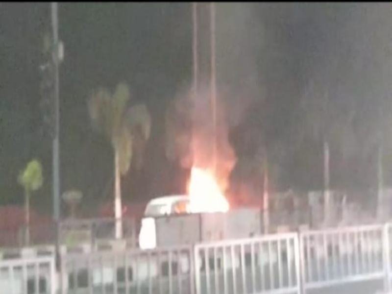 भोपाल में होशंगाबाद रोड पर चलती कार में लगी आग