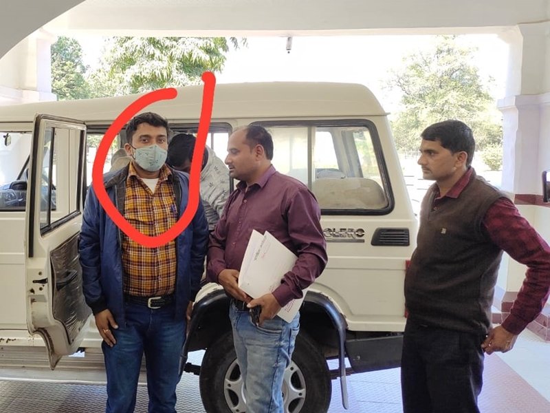 Rewa Lokayukta News : स्लॉट बुकिंग के लिए रीवा में रजिस्ट्री ऑफिस का स्टेनो 12 हजार रुपये रिश्वत लेते पकड़ा गया