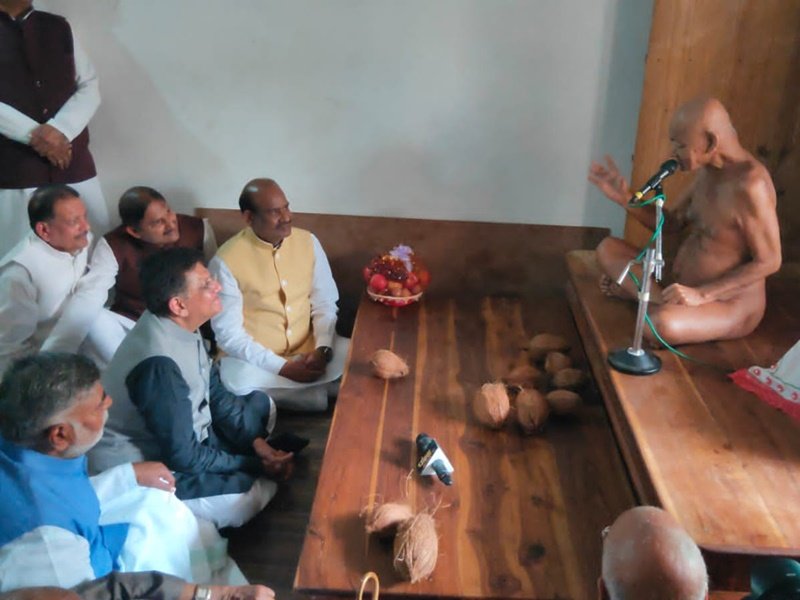 Kundalpur Maha Mahotsav: लोकसभा अध्यक्ष ओम बिरला ने कुंडलपुर में आचार्यश्री से लिया आशीर्वाद