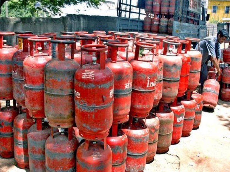 सिर्फ 633 रुपए में मिल रहा है LPG गैस सिलेंडर, जानिए कहां और कैसे कराएं बुकिंग