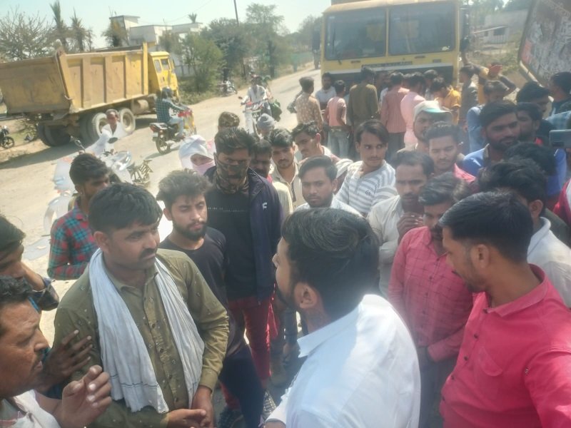 Sehore Crime News: इछावर में ठेकेदार ने की मजदूरों से मारपीट, विरोध में मजदूर पहुंचे थाने