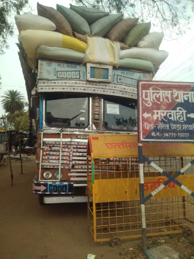 ट्रक ने बाइक से गिरी महिला को कुचला, मौके पर हुई की मौत