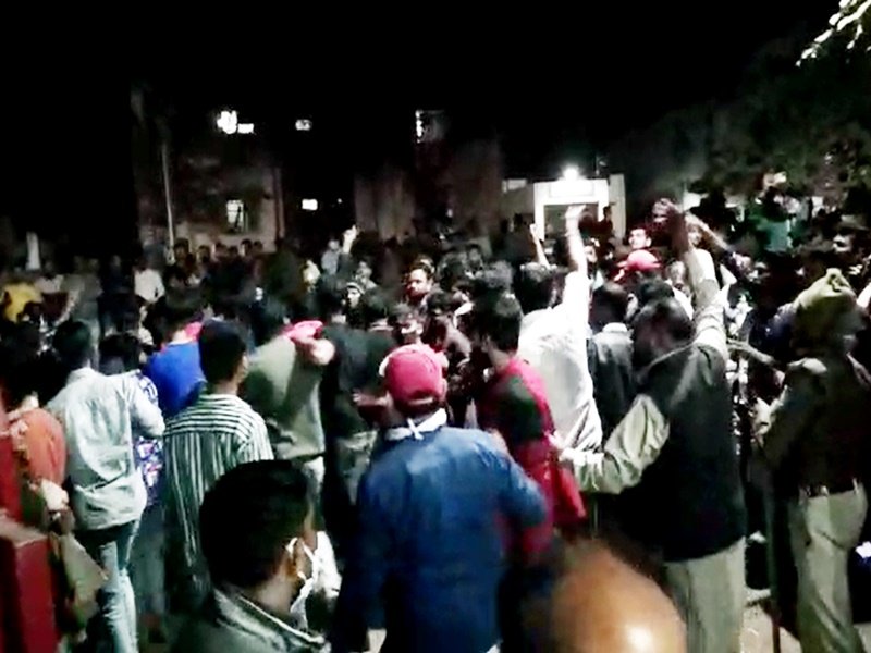 वीडियो देखिये : MP के आलीराजपुर के जोबट में बदमाशों का उपद्रव, लोगों ने थाना घेरा