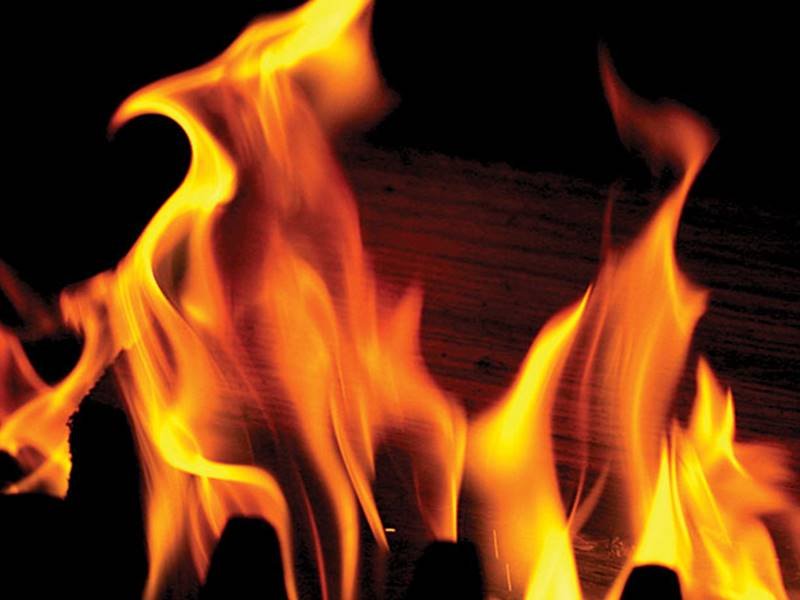 इंदौर में बिल्डिंग की दसवीं मंजिल पर फटा फ्रिज का कंप्रेशर, फ्लैट में रखा सारा सामान जला