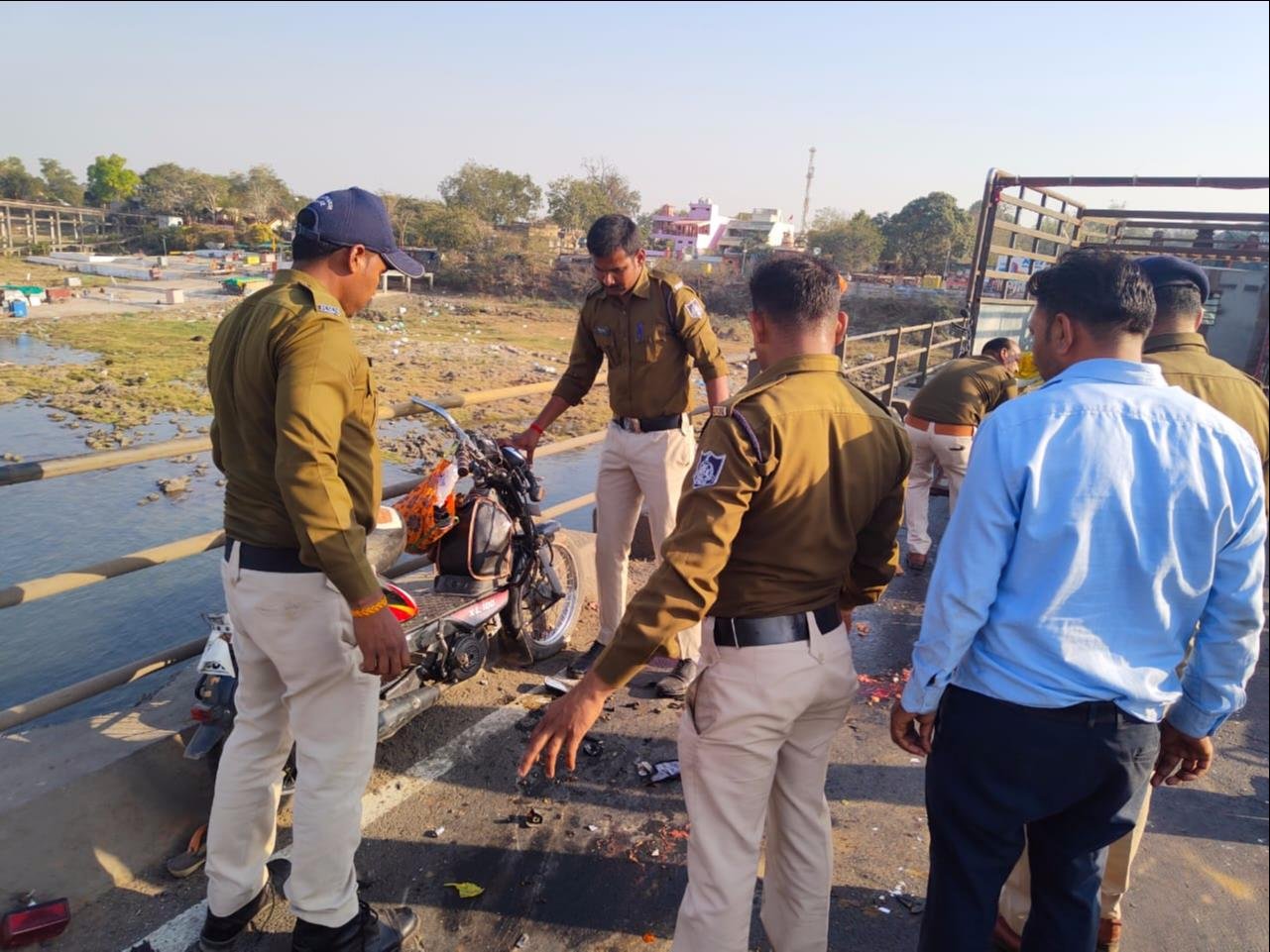 ट्रक ने मोपेड सवार दंपति को रौंदा, मौत