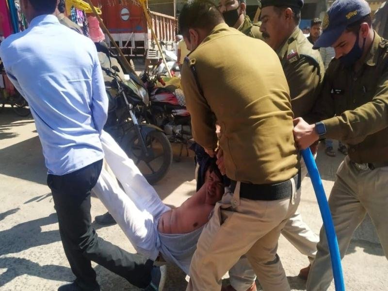 Rajghar News : शासकीय जमीन से अतिक्रमण हटाने पहुंचा अमला, तो कब्जेधारी ने खुद पर डाला पैट्रोल, एफआईआर हुई