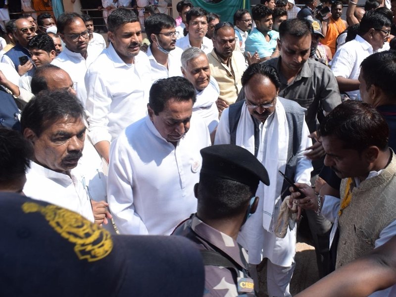 दमोह के कुंडलपुर में पूर्व मुख्यमंत्री कमल नाथ ने लिया आचार्य श्री विद्यासागर महाराज का आशीर्वाद