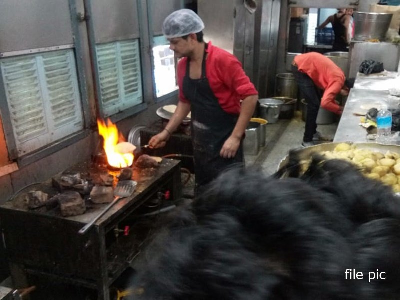 पश्चिम-मध्य रेलवे: दो साल से बंद ट्रेन में गर्म खाना देने की सुविधा, रेलवे ने की फिर शुरू