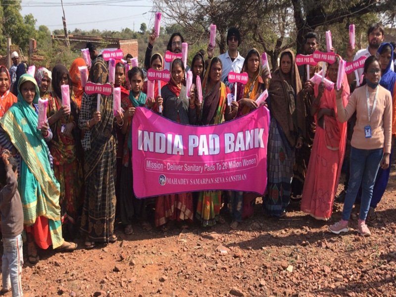 women awareness campaign: गांव में शरू हुई पैड बैंक से फ्री में मिल रहे सैनिटरी पैड