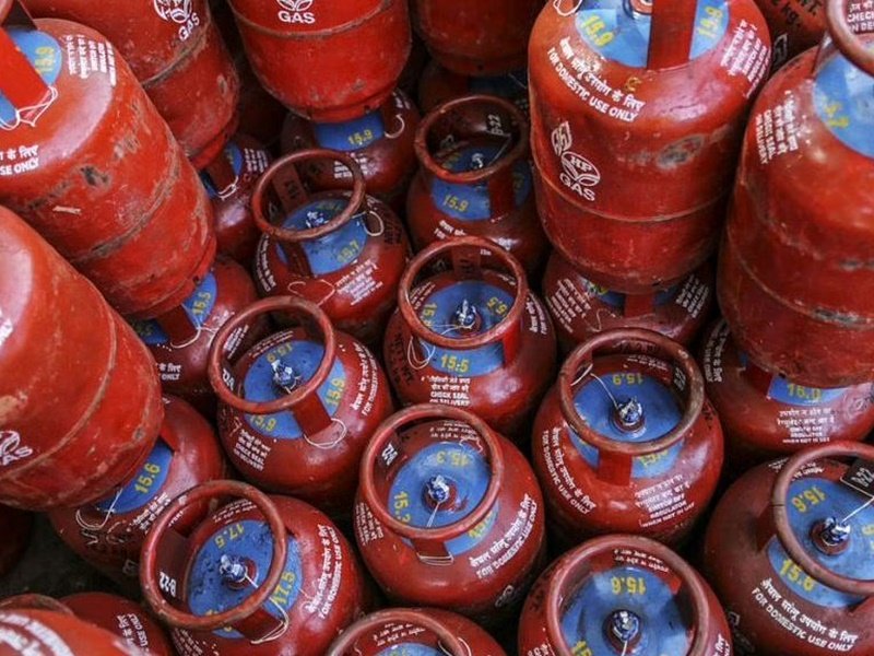 LPG Subsidy Free Connection: रसोई गैस को लेकर नियमों में बदलाव की तैयारी, जानिए आप पर होगा क्या असर