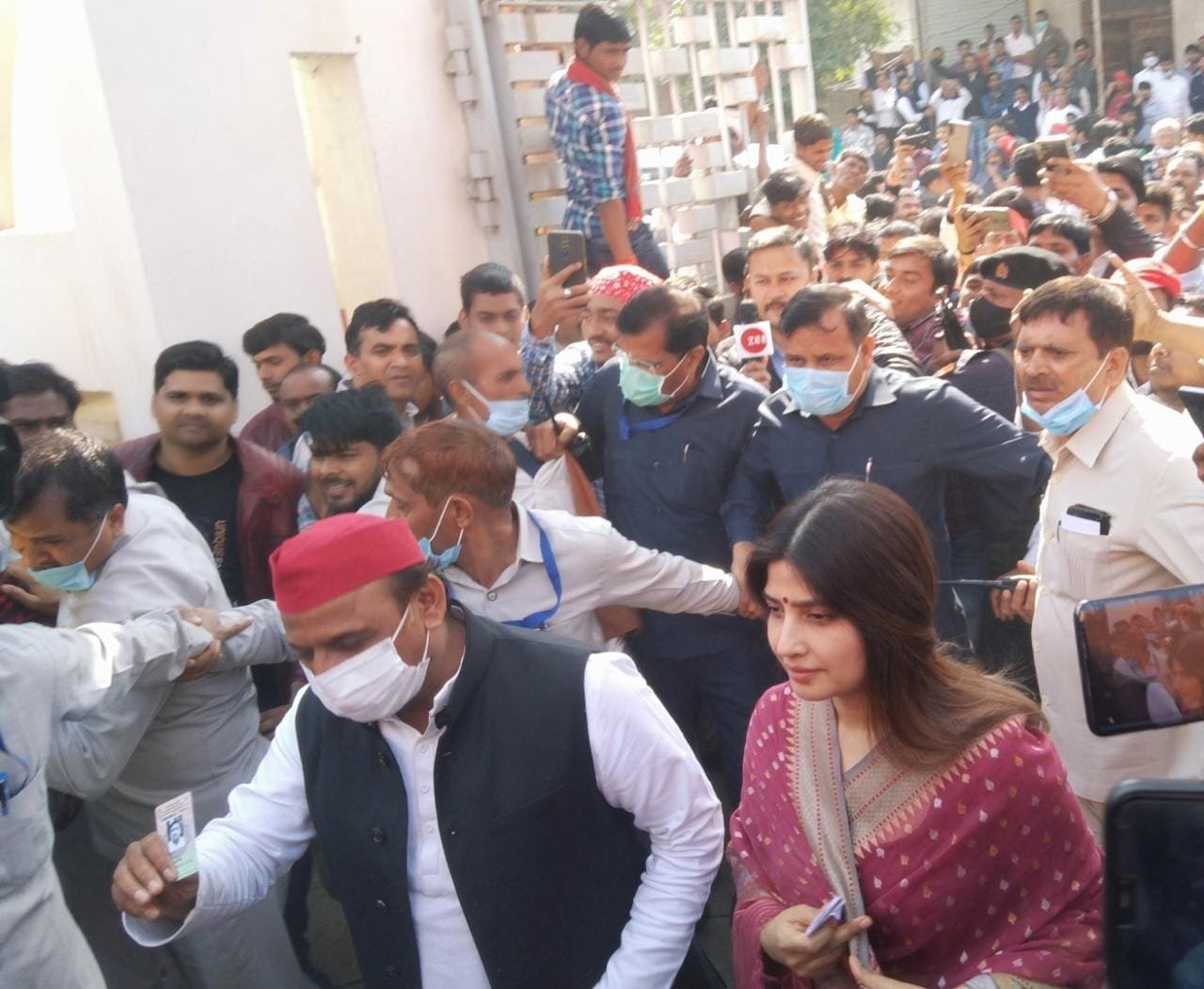 UP Chunav 2022 LIVE Updates: यूपी में 59 सीटों पर वोटिंग, मुलायम, अखिलेश, डिंपल ने सैफई में किया मतदान