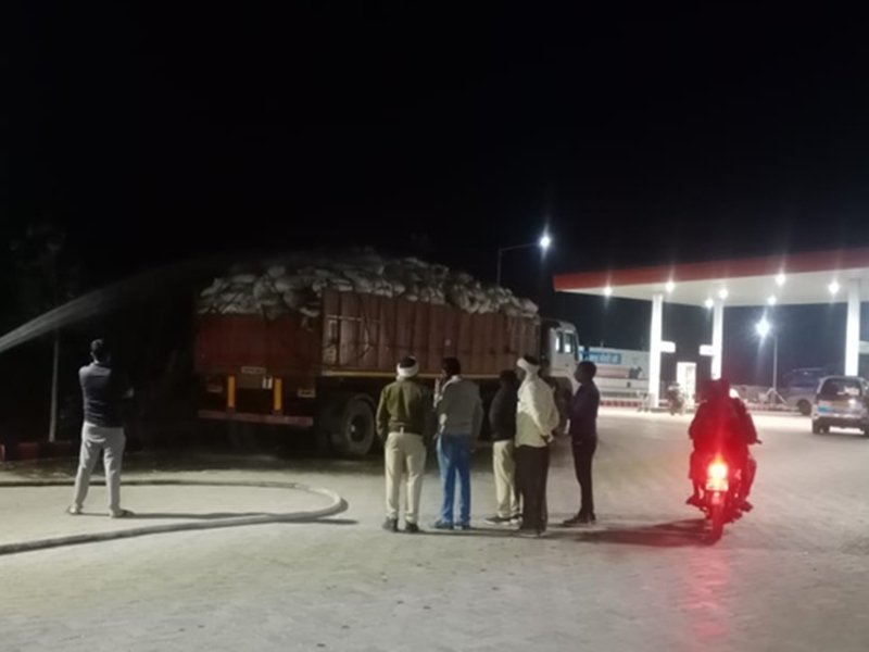Fire in Truck: धार जिले के धामनोद में पेट्रोल पंप पर खड़े केमिकल से भरे ट्रक में आग लगी