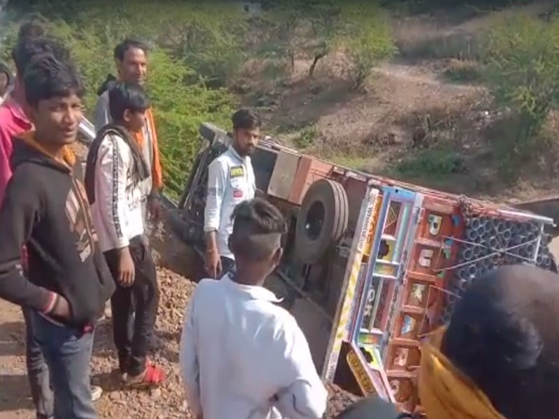 महाराष्ट्र से राजस्थान जा रहा ट्रक अनियंत्रित होकर 10 फीट नीचे नहर में गिरा, एक घायल