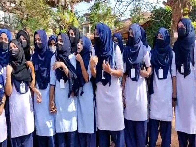 Hijab controversy in Karnataka: हिजाब पर सियासत जारी, कर्नाटक में कॉलेज, यूनिवर्सिटी 16 फरवरी तक बंद