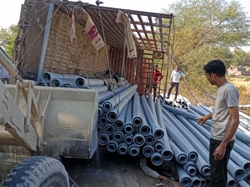 Accident in Dhar: धार के सरदारपुर में मिनी ट्रक तीन बाइक पर पलटा, दो लोगों की दबने से मौत