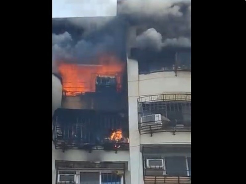 Maharashtra : मुंबई की एक बहुमंजिली इमारत में लगी आग, मौके पर पहुंची फायर ब्रिगेड की गाड़ियां