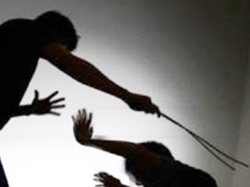 गुना में पोल्ट्री फार्म संचालक ने मोबाइल चोरी के शक में कर्मचारी को नग्न कर जलती लकड़ी से पीटा